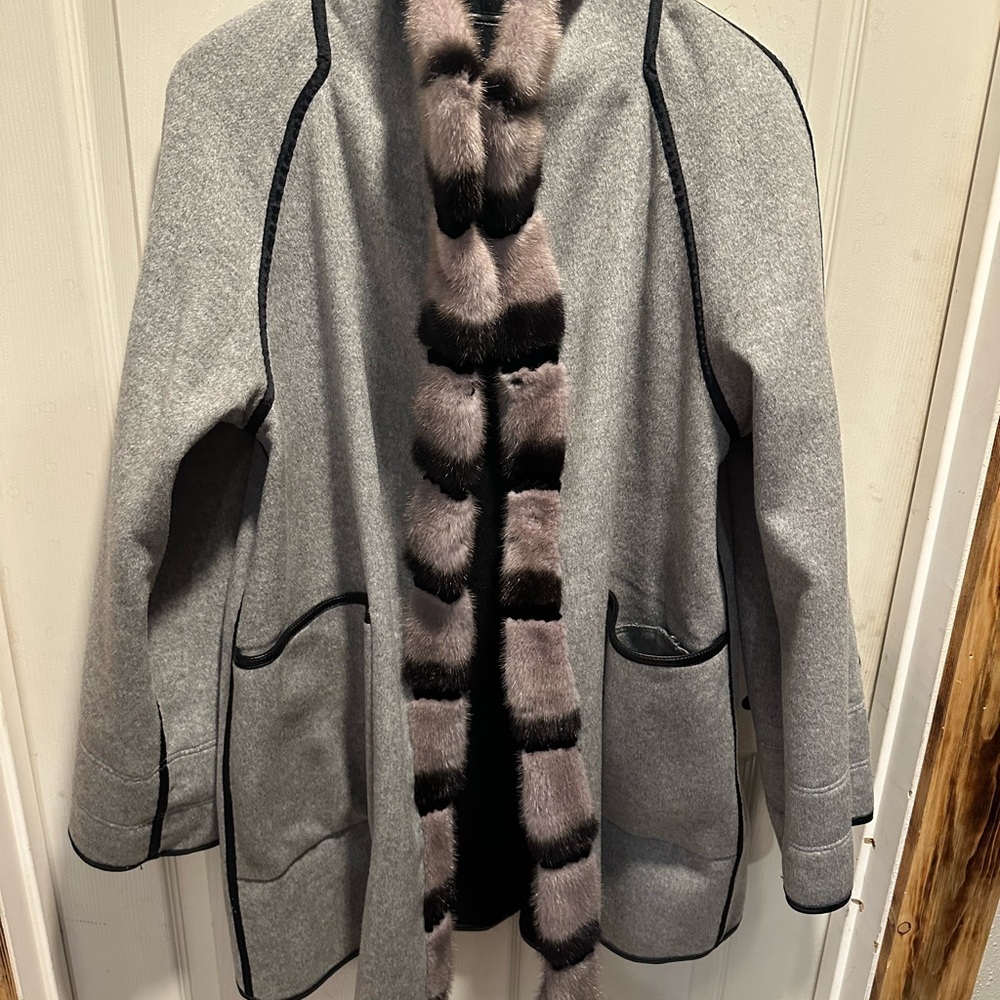 Elegant Black Coat with Fur Trim - Picture 2 of 3